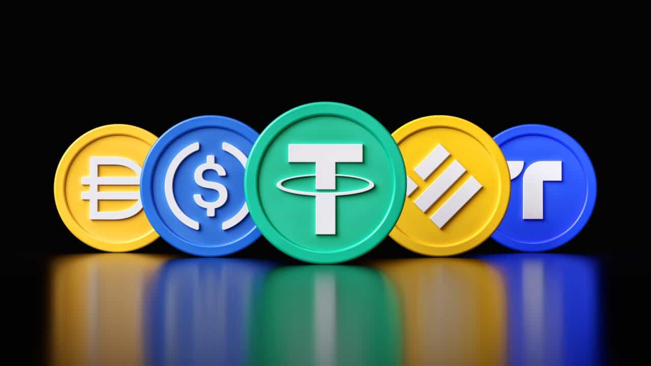 Das Bild zeigt unterschiedliche Stablecoins vor einem dunklen Hintergrund