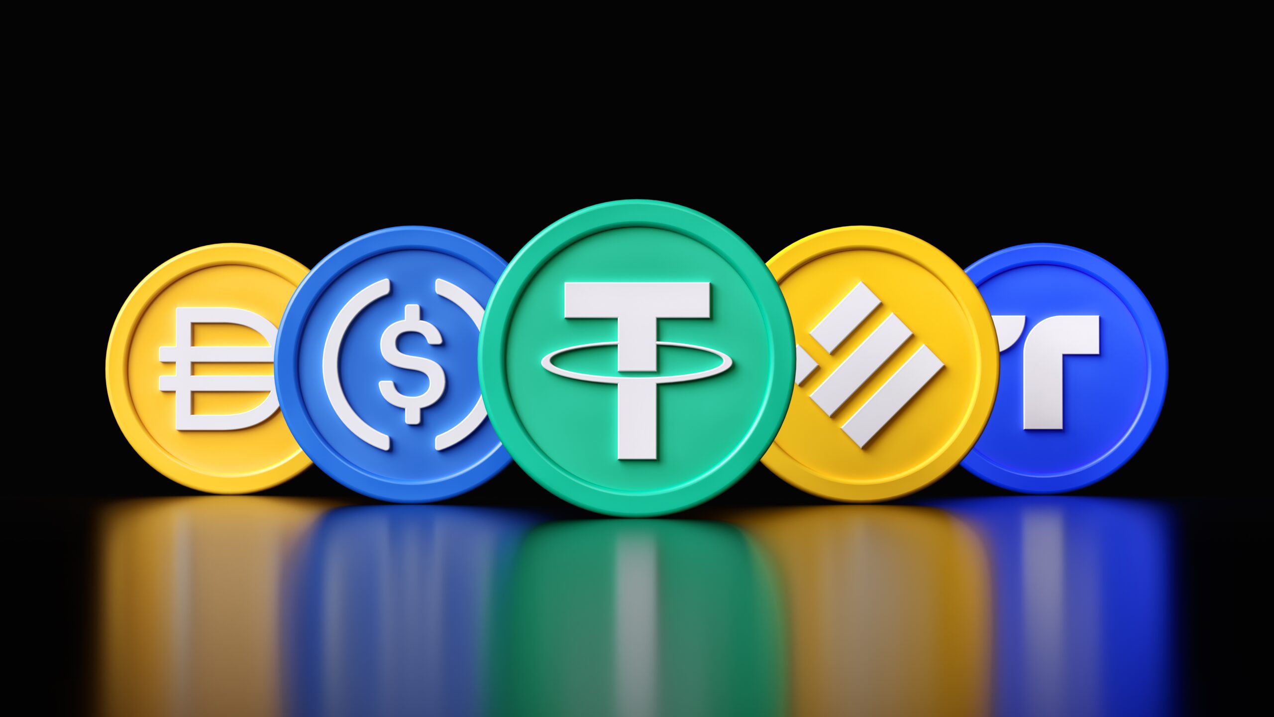 Das Bild zeigt unterschiedliche Stablecoins vor einem dunklen Hintergrund