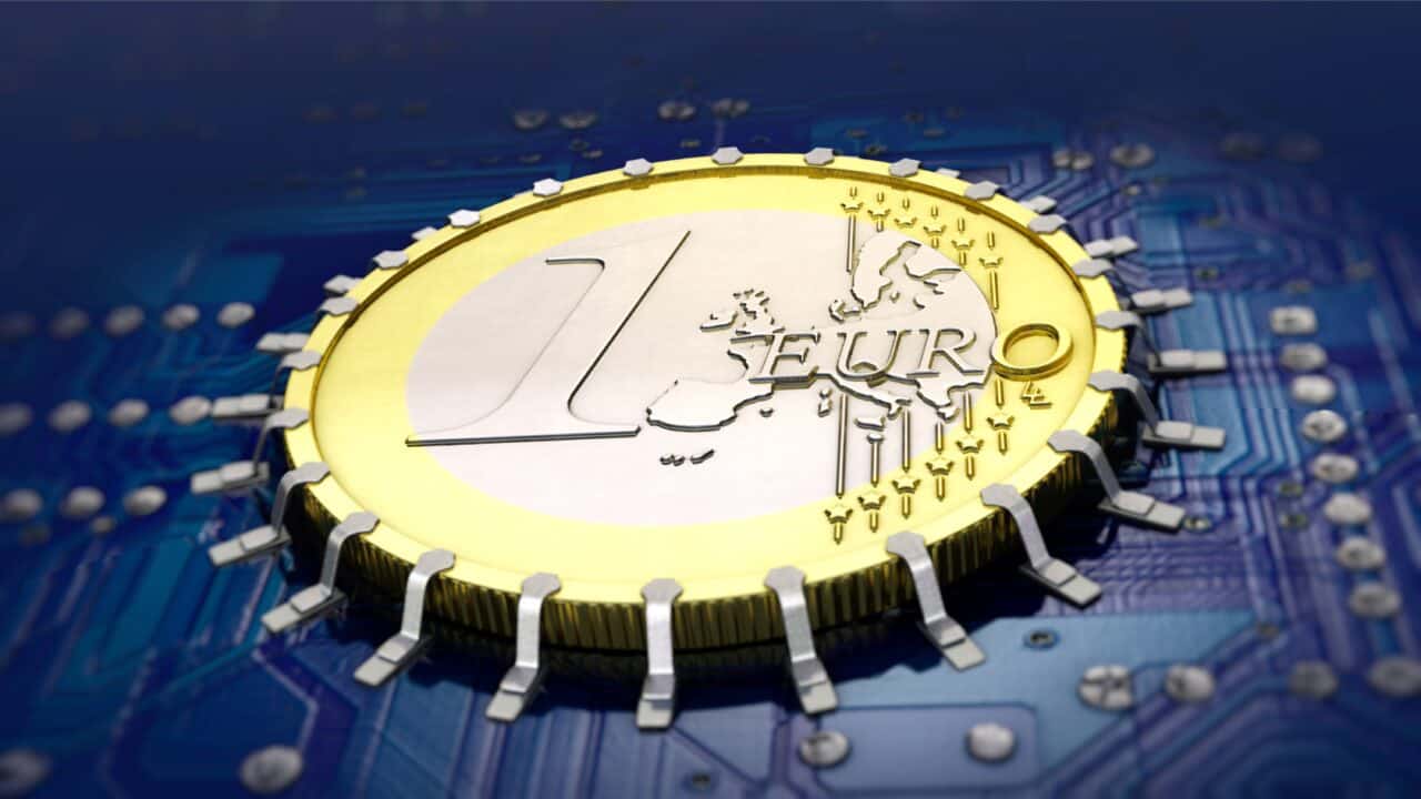 Das Bild zeigt eine Euro-Münze auf einer Computer-Platine als Symbol für CBDC