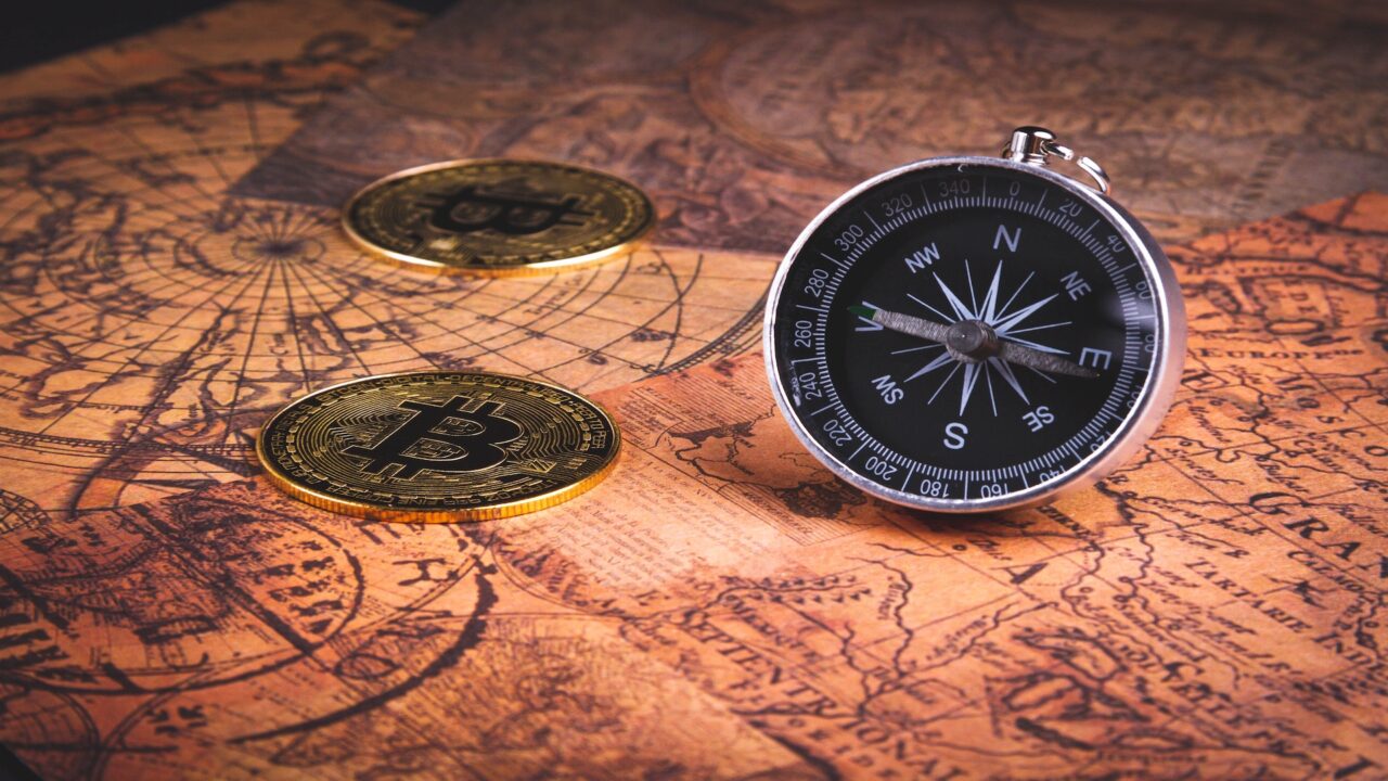 H1: Bitcoins Geschichte Die Geschichte von Bitcoin ist eine der faszinierendsten Entwicklungen der modernen Finanzwelt. Seit seiner Entstehung im Jahr 2008 hat sich Bitcoin von einer digitalen Idee zur bekanntesten Kryptowährung der Welt entwickelt. H2: Definition: Was ist die Geschichte von Bitcoin? Die Bitcoin Geschichte beschreibt den Werdegang der ersten dezentralen Kryptowährung – also einer digitalen Währung, bei der es keine zentrale Kontrollinstanz wie eine Zentralbank gibt. Stattdessen basiert das Bitcoin-System auf einem öffentlichen Netzwerk, der sogenannten Blockchain (eine Art digitales Kassenbuch, das alle Transaktionen transparent dokumentiert). Alles begann mit dem Bitcoin Whitepaper, das am 31. Oktober 2008 von einer anonymen Person oder Gruppe unter dem Pseudonym Satoshi Nakamoto veröffentlicht wurde. Ziel war es, ein sicheres, zensurresistentes und inflationsgeschütztes Zahlungssystem zu schaffen: insbesondere als Antwort auf die Vertrauenskrise infolge der globalen Finanzkrise 2007/2008. Der Artikel umfasst technologische Meilensteine (wie SegWit oder Lightning), wirtschaftliche Entwicklungen (z.B. Bitcoin Halving) und gesellschaftliche Veränderungen durch Bitcoin. Wir zeigen auf, wie eine dezentrale Technologie Vertrauen durch Code ersetzt und das ganz ohne zentrale Autoritäten wie es bei traditionellen Währungen der Fall ist. Doch wann kam Bitcoin raus, seit wann gibt es Bitcoin, und warum ist seine Entwicklung so einzigartig im Vergleich zu anderen digitalen Währungen? H2: Das Wichtigste zu Bitcoins Geschichte in Kürze Bitcoin wurde 2008 durch das Whitepaper von Satoshi Nakamoto vorgestellt. Das Bitcoin-Netzwerk startete am 3. Januar 2009 mit dem Mining des sogenannten Genesis-Blocks. Die Bitcoin Halving Geschichte begann 2012: Seitdem halbiert sich alle vier Jahre die Belohnung für das Mining neuer Blöcke. Bitcoin ist geprägt durch technische Innovationen, rasante Wertentwicklungen und regulatorische Diskussionen weltweit. H2: Die Anfänge von Bitcoin: Satoshi Nakamoto und das Whitepaper Am 31. Oktober 2008 veröffentlichte Satoshi Nakamoto das Whitepaper „Bitcoin: A Peer-to-Peer Electronic Cash System“ auf einer Kryptografie-Mailingliste. Darin schlug er eine Kryptowährung vor, die ohne zentrale Stelle (wie Banken oder Regierungen) funktioniert. Ziel war es, digitale Zahlungen direkt zwischen zwei Personen („peer-to-peer“) zu ermöglichen und das ganz ohne Mittelsmann. Der Clou: Die Einführung der Blockchain-Technologie als dezentrales Register zur Lösung des sogenannten Double-Spending-Problems. Das Problem steht in der Gefahr, denselben digitalen Coin doppelt auszugeben. Dieses Dokument bildet den Geburtsmoment von Bitcoin und damit den Beginn einer neuen Finanzära. Seitdem wird intensiv spekuliert, wer sich hinter Nakamoto verbirgt. Auch 2025 gibt es dazu keine offizielle Bestätigung. H2: Die Entstehung des Bitcoin-Netzwerks Am 3. Januar 2009 wurde der erste Block (der Genesis-Block) der Bitcoin-Blockchain von Nakamoto selbst erzeugt. Eingebettet war eine politische Botschaft: „The Times 03/Jan/2009 Chancellor on brink of second bailout for banks“. Sie unterstreicht das Ziel von Bitcoin: ein Gegenentwurf zum traditionellen Finanzsystem. Kurz darauf wurde die erste Version der Bitcoin-Software veröffentlicht. Anfangs war das Netzwerk winzig. Es bestand aus Technikbegeisterten und Krypto-Pionieren. Doch es wuchs schnell: 2010 zahlte Laszlo Hanyecz für zwei Pizzen mit Bitcoin. Dies war die erste reale Transaktion mit BTC. Bitcoin war nicht nur ein technologisches Experiment, sondern wurde zunehmend als neues, digitales Zahlungsmittel und alternative Währung betrachtet. Die Bitcoin Entstehung ist damit untrennbar mit der Idee eines freien, offenen Finanzsystems verknüpft. Diese Idee inspirierte später die Entwicklung zahlreicher weiterer Kryptowährungen. H2: Schlüsselereignisse in Bitcoins Geschichte Zu den wichtigsten Ereignissen in der Geschichte von Bitcoin gehören die Bitcoin Halvings, der Bitcoin Pizza Day sowie viele Krisen und Preisbooms. H3: Das erste Bitcoin Halving (2012) Am 28. November 2012 wurde die Belohnung für das Mining eines Blocks von 50 auf 25 BTC halbiert. Dieses „Halving“ ist im Bitcoin-Code festgeschrieben und findet alle 210.000 Blöcke (~4 Jahre) statt. Ziele sind die kontrollierte Ausgabe neuer Bitcoins (maximal 21 Mio.) und Schutz vor Inflation. Spätere Halvings folgten: 2016 (25 → 12,5 BTC), 2020 (12,5 → 6,25 BTC), 2024 (6,25 → 3,125 BTC). Jedes Halving markiert eine neue Phase in der Bitcoin Geschichte, oft begleitet von starkem Preisanstieg und Medieninteresse. H3: Der Bitcoin Pizza Day (2010) Am 22. Mai 2010 zahlte Laszlo Hanyecz 10.000 BTC für zwei Pizzen. Damals waren die BTC etwa 41 US-Dollar wert. Heute wären die zwei Pizzen über zehn Milliarden US-Dollar wert. Diese Transaktion symbolisiert den Anfang von Bitcoin als Währung, also als real verwendbares Zahlungsmittel. Jedes Jahr wird der „Bitcoin Pizza Day“ als ironisches Mahnmal für verpasste Chancen und als Erinnerung an die Anfänge gefeiert. H3: Preisbooms & Krisen 2013: BTC durchbricht erstmals die 1.000-US-Dollar-Marke. 2017: Der Anstieg auf fast 20.000 US-Dollar markiert das erste breite öffentliche Interesse. 2021: Allzeithoch bei knapp 69.000 US-Dollar. 2024: Durchbruch der 100.000 US-Dollar Marke. Doch auch Rückschläge gehören zur Geschichte: China verbietet BTC-Mining (2021). Regulierungen nehmen weltweit zu. Diese Ereignisse lösen starke Kursschwankungen aus. Kryptowährungen sind generell als Spekulationsgut volatil. Diese Volatilität (starke Kursschwankungen) macht Bitcoin als Währung attraktiv für Spekulanten und gleichzeitig riskant. H2: Die Entwicklung der Bitcoin-Technologie Die Einführung von SegWit und dem Lightning Network trugen wesentlich zur Entwicklung der Bitcoin-Technologie bei. H3: SegWit (2017) Segregated Witness (SegWit) wurde am 24. August 2017 eingeführt. Das Ziel waren mehr Transaktionen pro Block durch die Trennung von Transaktionsdaten und Signaturen. Damit wurde Bitcoin effizienter und legte den Grundstein für das Lightning Network. H3: Lightning Network Das Lightning Network (ab 2018 in Betrieb) ist eine „Second-Layer“-Lösung, die Mikrozahlungen fast in Echtzeit ermöglicht und das ohne die Haupt-Blockchain zu überlasten. Bitcoin wird damit skalierbar und auch für den Alltag praktikabel: z.B. für Zahlungen und Transaktionen im Einzelhandel oder Online-Gaming. H2: Kritische Momente in der Bitcoin Geschichte Zu einem der kritischsten Momente in der Bitcoin Geschichte gehört ohne Zweifel der Mt. Gox-Skandal (2014). Die größte Bitcoin-Börse Mt. Gox verlor über 850.000 BTC durch Hacks. Das war ein Schock für die Szene. Die Folge war wachsendes Misstrauen, der Ruf nach Sicherheitsstandards und ein zunehmender Trend zur Selbstverwahrung (Self-Custody). Bis heute ist Mt. Gox ein mahnendes Beispiel für die Risiken unsicherer Börsen und markiert einen Wendepunkt in der Geschichte der Krypto-Regulierung. H2: Bitcoins Rolle als Wegbereiter Bitcoin war die erste funktionierende Kryptowährung und ist damit der Ausgangspunkt für tausende nachfolgende Projekte. Ohne Bitcoin gäbe es kein Ethereum, keine NFTs und keine DeFi-Plattformen. Bitcoin hat die Diskussion über Geld, Eigentum und Freiheit neu entfacht. Er bleibt das Symbol für digitale Unabhängigkeit und zensurresistentes Geld. Auch dieses Jahr bleibt er die Referenz für alle anderen Kryptowährungen und ein Prüfstein für Innovationspotenzial. H2: Zukunftsausblick: Wie geht es mit Bitcoin weiter? 2024 markierte mit der erstmaligen Zulassung von Bitcoin-ETFs in den USA einen Wendepunkt: Institutionelle Investoren erhielten regulierten Zugang zu BTC. Das war ein Meilenstein für die weitere Adoption. Parallel schreitet die weltweite Regulierung von Bitcoin und Co. voran. El Salvador bleibt als Vorreiter bestehen, während sich auch große Vermögensverwalter wie BlackRock oder Fidelity zunehmend auf Bitcoin als „digitales Gold“ ausrichten. Diese Entwicklungen strahlen auch auf andere Kryptowährungen aus: sowohl im Investmentbereich als auch bei der Nutzung als globales Transaktionsmedium. In den USA bringt Präsident Donald Trump als wiedergewählter Amtsinhaber frischen Rückenwind für Bitcoin: Er positioniert sich offen als Unterstützer der Kryptowährung und will die USA zur „Bitcoin-Nation“ machen. In diesem Kontext gewinnt auch die Debatte um eine mögliche nationale Bitcoin-Reserve an Bedeutung. Bitcoin soll sich als strategische Absicherung gegenüber geopolitischen Risiken und zur Diversifizierung der US-Währungsreserven positionieren. Zentrale Fragen bleiben: Wird Bitcoin künftig als globales Zahlungsmittel etabliert oder bleibt Bitcoin vorwiegend ein digitaler Wertspeicher? Wie lässt sich der Energieverbrauch mit Blick auf Nachhaltigkeit und ESG-Debatten rechtfertigen (Stichwort: Green Mining)? Welche Rolle spielt Bitcoin in einem geopolitischen Kontext, z.B. in autoritären Regimen, Inflationskrisen oder beim technologischen Wettlauf zwischen den USA und China? H2: Fazit: Die Bedeutung der Bitcoin Geschichte Bitcoins Geschichte ist von Innovation, Idealismus, Rückschlägen und revolutionärem Potenzial gezeichnet. Sie zeigt, dass Geld nicht nur von Staaten kommen muss, sondern auch aus Code und Community entstehen kann. Wer versteht, seit wann es den Bitcoin gibt und welche Etappen ihn geprägt haben, erkennt: Wir stehen womöglich erst am Anfang einer neuen Ära digitaler Währungen. Mit jeder technischen Weiterentwicklung und jeder politischen Entscheidung gewinnt Bitcoin an Relevanz als Alternative zum traditionellen Finanzsystem. Ob Wertspeicher, Zahlungsmittel oder geopolitisches Instrument: Die Zukunft von Bitcoin wird entscheidend mitgestalten, wie wir über Geld, Freiheit und Macht denken. H2: FAQs: Häufige Fragen zur Bitcoin Geschichte H3: Seit wann gibt es den Bitcoin? Den Bitcoin gibt es seit dem 3. Januar 2009, als der Genesis-Block erstellt wurde. Das war der Bitcoin Anfang: der Übergang vom Whitepaper zur Realität. H3: Wann wurde Bitcoin erfunden? Der Bitcoin wurde 2008 mit der Veröffentlichung des Whitepapers durch Satoshi Nakamoto erfunden. Seitdem veränderte Bitcoin unser Verständnis von Geld grundlegend. H3: Wie lange gibt es Bitcoin? Seit über 16 Jahren gibt es Bitcoin. Seitdem hat sich Bitcoin von einer Randidee zu einem globalen Finanzphänomen entwickelt: mit Einfluss auf Börsen, Regierungen und Millionen Nutzer weltweit.