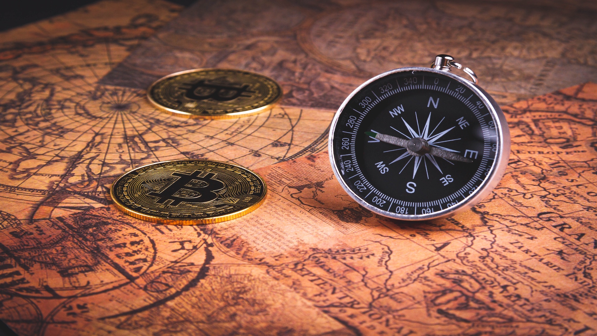 H1: Bitcoins Geschichte Die Geschichte von Bitcoin ist eine der faszinierendsten Entwicklungen der modernen Finanzwelt. Seit seiner Entstehung im Jahr 2008 hat sich Bitcoin von einer digitalen Idee zur bekanntesten Kryptowährung der Welt entwickelt. H2: Definition: Was ist die Geschichte von Bitcoin? Die Bitcoin Geschichte beschreibt den Werdegang der ersten dezentralen Kryptowährung – also einer digitalen Währung, bei der es keine zentrale Kontrollinstanz wie eine Zentralbank gibt. Stattdessen basiert das Bitcoin-System auf einem öffentlichen Netzwerk, der sogenannten Blockchain (eine Art digitales Kassenbuch, das alle Transaktionen transparent dokumentiert). Alles begann mit dem Bitcoin Whitepaper, das am 31. Oktober 2008 von einer anonymen Person oder Gruppe unter dem Pseudonym Satoshi Nakamoto veröffentlicht wurde. Ziel war es, ein sicheres, zensurresistentes und inflationsgeschütztes Zahlungssystem zu schaffen: insbesondere als Antwort auf die Vertrauenskrise infolge der globalen Finanzkrise 2007/2008. Der Artikel umfasst technologische Meilensteine (wie SegWit oder Lightning), wirtschaftliche Entwicklungen (z.B. Bitcoin Halving) und gesellschaftliche Veränderungen durch Bitcoin. Wir zeigen auf, wie eine dezentrale Technologie Vertrauen durch Code ersetzt und das ganz ohne zentrale Autoritäten wie es bei traditionellen Währungen der Fall ist. Doch wann kam Bitcoin raus, seit wann gibt es Bitcoin, und warum ist seine Entwicklung so einzigartig im Vergleich zu anderen digitalen Währungen? H2: Das Wichtigste zu Bitcoins Geschichte in Kürze Bitcoin wurde 2008 durch das Whitepaper von Satoshi Nakamoto vorgestellt. Das Bitcoin-Netzwerk startete am 3. Januar 2009 mit dem Mining des sogenannten Genesis-Blocks. Die Bitcoin Halving Geschichte begann 2012: Seitdem halbiert sich alle vier Jahre die Belohnung für das Mining neuer Blöcke. Bitcoin ist geprägt durch technische Innovationen, rasante Wertentwicklungen und regulatorische Diskussionen weltweit. H2: Die Anfänge von Bitcoin: Satoshi Nakamoto und das Whitepaper Am 31. Oktober 2008 veröffentlichte Satoshi Nakamoto das Whitepaper „Bitcoin: A Peer-to-Peer Electronic Cash System“ auf einer Kryptografie-Mailingliste. Darin schlug er eine Kryptowährung vor, die ohne zentrale Stelle (wie Banken oder Regierungen) funktioniert. Ziel war es, digitale Zahlungen direkt zwischen zwei Personen („peer-to-peer“) zu ermöglichen und das ganz ohne Mittelsmann. Der Clou: Die Einführung der Blockchain-Technologie als dezentrales Register zur Lösung des sogenannten Double-Spending-Problems. Das Problem steht in der Gefahr, denselben digitalen Coin doppelt auszugeben. Dieses Dokument bildet den Geburtsmoment von Bitcoin und damit den Beginn einer neuen Finanzära. Seitdem wird intensiv spekuliert, wer sich hinter Nakamoto verbirgt. Auch 2025 gibt es dazu keine offizielle Bestätigung. H2: Die Entstehung des Bitcoin-Netzwerks Am 3. Januar 2009 wurde der erste Block (der Genesis-Block) der Bitcoin-Blockchain von Nakamoto selbst erzeugt. Eingebettet war eine politische Botschaft: „The Times 03/Jan/2009 Chancellor on brink of second bailout for banks“. Sie unterstreicht das Ziel von Bitcoin: ein Gegenentwurf zum traditionellen Finanzsystem. Kurz darauf wurde die erste Version der Bitcoin-Software veröffentlicht. Anfangs war das Netzwerk winzig. Es bestand aus Technikbegeisterten und Krypto-Pionieren. Doch es wuchs schnell: 2010 zahlte Laszlo Hanyecz für zwei Pizzen mit Bitcoin. Dies war die erste reale Transaktion mit BTC. Bitcoin war nicht nur ein technologisches Experiment, sondern wurde zunehmend als neues, digitales Zahlungsmittel und alternative Währung betrachtet. Die Bitcoin Entstehung ist damit untrennbar mit der Idee eines freien, offenen Finanzsystems verknüpft. Diese Idee inspirierte später die Entwicklung zahlreicher weiterer Kryptowährungen. H2: Schlüsselereignisse in Bitcoins Geschichte Zu den wichtigsten Ereignissen in der Geschichte von Bitcoin gehören die Bitcoin Halvings, der Bitcoin Pizza Day sowie viele Krisen und Preisbooms. H3: Das erste Bitcoin Halving (2012) Am 28. November 2012 wurde die Belohnung für das Mining eines Blocks von 50 auf 25 BTC halbiert. Dieses „Halving“ ist im Bitcoin-Code festgeschrieben und findet alle 210.000 Blöcke (~4 Jahre) statt. Ziele sind die kontrollierte Ausgabe neuer Bitcoins (maximal 21 Mio.) und Schutz vor Inflation. Spätere Halvings folgten: 2016 (25 → 12,5 BTC), 2020 (12,5 → 6,25 BTC), 2024 (6,25 → 3,125 BTC). Jedes Halving markiert eine neue Phase in der Bitcoin Geschichte, oft begleitet von starkem Preisanstieg und Medieninteresse. H3: Der Bitcoin Pizza Day (2010) Am 22. Mai 2010 zahlte Laszlo Hanyecz 10.000 BTC für zwei Pizzen. Damals waren die BTC etwa 41 US-Dollar wert. Heute wären die zwei Pizzen über zehn Milliarden US-Dollar wert. Diese Transaktion symbolisiert den Anfang von Bitcoin als Währung, also als real verwendbares Zahlungsmittel. Jedes Jahr wird der „Bitcoin Pizza Day“ als ironisches Mahnmal für verpasste Chancen und als Erinnerung an die Anfänge gefeiert. H3: Preisbooms & Krisen 2013: BTC durchbricht erstmals die 1.000-US-Dollar-Marke. 2017: Der Anstieg auf fast 20.000 US-Dollar markiert das erste breite öffentliche Interesse. 2021: Allzeithoch bei knapp 69.000 US-Dollar. 2024: Durchbruch der 100.000 US-Dollar Marke. Doch auch Rückschläge gehören zur Geschichte: China verbietet BTC-Mining (2021). Regulierungen nehmen weltweit zu. Diese Ereignisse lösen starke Kursschwankungen aus. Kryptowährungen sind generell als Spekulationsgut volatil. Diese Volatilität (starke Kursschwankungen) macht Bitcoin als Währung attraktiv für Spekulanten und gleichzeitig riskant. H2: Die Entwicklung der Bitcoin-Technologie Die Einführung von SegWit und dem Lightning Network trugen wesentlich zur Entwicklung der Bitcoin-Technologie bei. H3: SegWit (2017) Segregated Witness (SegWit) wurde am 24. August 2017 eingeführt. Das Ziel waren mehr Transaktionen pro Block durch die Trennung von Transaktionsdaten und Signaturen. Damit wurde Bitcoin effizienter und legte den Grundstein für das Lightning Network. H3: Lightning Network Das Lightning Network (ab 2018 in Betrieb) ist eine „Second-Layer“-Lösung, die Mikrozahlungen fast in Echtzeit ermöglicht und das ohne die Haupt-Blockchain zu überlasten. Bitcoin wird damit skalierbar und auch für den Alltag praktikabel: z.B. für Zahlungen und Transaktionen im Einzelhandel oder Online-Gaming. H2: Kritische Momente in der Bitcoin Geschichte Zu einem der kritischsten Momente in der Bitcoin Geschichte gehört ohne Zweifel der Mt. Gox-Skandal (2014). Die größte Bitcoin-Börse Mt. Gox verlor über 850.000 BTC durch Hacks. Das war ein Schock für die Szene. Die Folge war wachsendes Misstrauen, der Ruf nach Sicherheitsstandards und ein zunehmender Trend zur Selbstverwahrung (Self-Custody). Bis heute ist Mt. Gox ein mahnendes Beispiel für die Risiken unsicherer Börsen und markiert einen Wendepunkt in der Geschichte der Krypto-Regulierung. H2: Bitcoins Rolle als Wegbereiter Bitcoin war die erste funktionierende Kryptowährung und ist damit der Ausgangspunkt für tausende nachfolgende Projekte. Ohne Bitcoin gäbe es kein Ethereum, keine NFTs und keine DeFi-Plattformen. Bitcoin hat die Diskussion über Geld, Eigentum und Freiheit neu entfacht. Er bleibt das Symbol für digitale Unabhängigkeit und zensurresistentes Geld. Auch dieses Jahr bleibt er die Referenz für alle anderen Kryptowährungen und ein Prüfstein für Innovationspotenzial. H2: Zukunftsausblick: Wie geht es mit Bitcoin weiter? 2024 markierte mit der erstmaligen Zulassung von Bitcoin-ETFs in den USA einen Wendepunkt: Institutionelle Investoren erhielten regulierten Zugang zu BTC. Das war ein Meilenstein für die weitere Adoption. Parallel schreitet die weltweite Regulierung von Bitcoin und Co. voran. El Salvador bleibt als Vorreiter bestehen, während sich auch große Vermögensverwalter wie BlackRock oder Fidelity zunehmend auf Bitcoin als „digitales Gold“ ausrichten. Diese Entwicklungen strahlen auch auf andere Kryptowährungen aus: sowohl im Investmentbereich als auch bei der Nutzung als globales Transaktionsmedium. In den USA bringt Präsident Donald Trump als wiedergewählter Amtsinhaber frischen Rückenwind für Bitcoin: Er positioniert sich offen als Unterstützer der Kryptowährung und will die USA zur „Bitcoin-Nation“ machen. In diesem Kontext gewinnt auch die Debatte um eine mögliche nationale Bitcoin-Reserve an Bedeutung. Bitcoin soll sich als strategische Absicherung gegenüber geopolitischen Risiken und zur Diversifizierung der US-Währungsreserven positionieren. Zentrale Fragen bleiben: Wird Bitcoin künftig als globales Zahlungsmittel etabliert oder bleibt Bitcoin vorwiegend ein digitaler Wertspeicher? Wie lässt sich der Energieverbrauch mit Blick auf Nachhaltigkeit und ESG-Debatten rechtfertigen (Stichwort: Green Mining)? Welche Rolle spielt Bitcoin in einem geopolitischen Kontext, z.B. in autoritären Regimen, Inflationskrisen oder beim technologischen Wettlauf zwischen den USA und China? H2: Fazit: Die Bedeutung der Bitcoin Geschichte Bitcoins Geschichte ist von Innovation, Idealismus, Rückschlägen und revolutionärem Potenzial gezeichnet. Sie zeigt, dass Geld nicht nur von Staaten kommen muss, sondern auch aus Code und Community entstehen kann. Wer versteht, seit wann es den Bitcoin gibt und welche Etappen ihn geprägt haben, erkennt: Wir stehen womöglich erst am Anfang einer neuen Ära digitaler Währungen. Mit jeder technischen Weiterentwicklung und jeder politischen Entscheidung gewinnt Bitcoin an Relevanz als Alternative zum traditionellen Finanzsystem. Ob Wertspeicher, Zahlungsmittel oder geopolitisches Instrument: Die Zukunft von Bitcoin wird entscheidend mitgestalten, wie wir über Geld, Freiheit und Macht denken. H2: FAQs: Häufige Fragen zur Bitcoin Geschichte H3: Seit wann gibt es den Bitcoin? Den Bitcoin gibt es seit dem 3. Januar 2009, als der Genesis-Block erstellt wurde. Das war der Bitcoin Anfang: der Übergang vom Whitepaper zur Realität. H3: Wann wurde Bitcoin erfunden? Der Bitcoin wurde 2008 mit der Veröffentlichung des Whitepapers durch Satoshi Nakamoto erfunden. Seitdem veränderte Bitcoin unser Verständnis von Geld grundlegend. H3: Wie lange gibt es Bitcoin? Seit über 16 Jahren gibt es Bitcoin. Seitdem hat sich Bitcoin von einer Randidee zu einem globalen Finanzphänomen entwickelt: mit Einfluss auf Börsen, Regierungen und Millionen Nutzer weltweit.