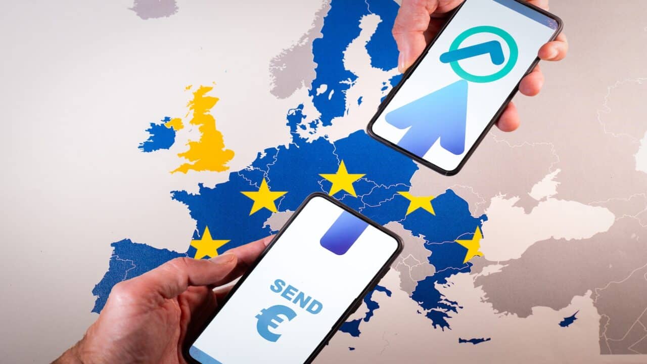 Zwei Smartphones mit Euro-Symbol über einer digitalen Europakarte – Symbol für den digitalen Euro und EU-weite Zahlungen.