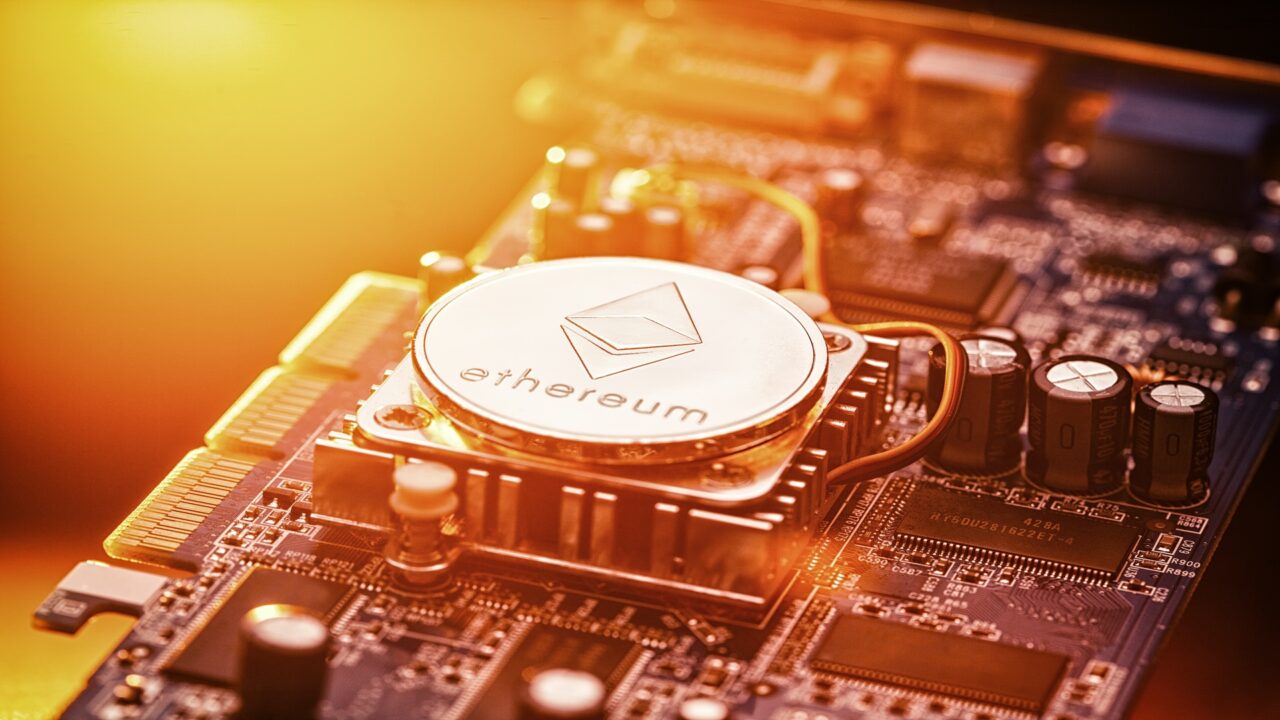Das Bild zeigt eine Ethereum-Münze auf Computer-Hardware als Symbol für das Ethereum-Mining