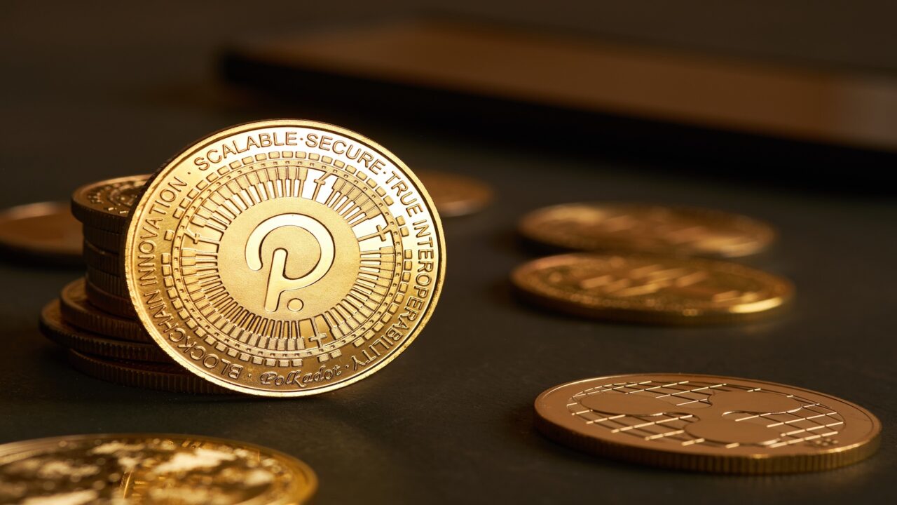Polkadot Coin auf dunklem Hintergrund mit weiteren Kryptowährungen