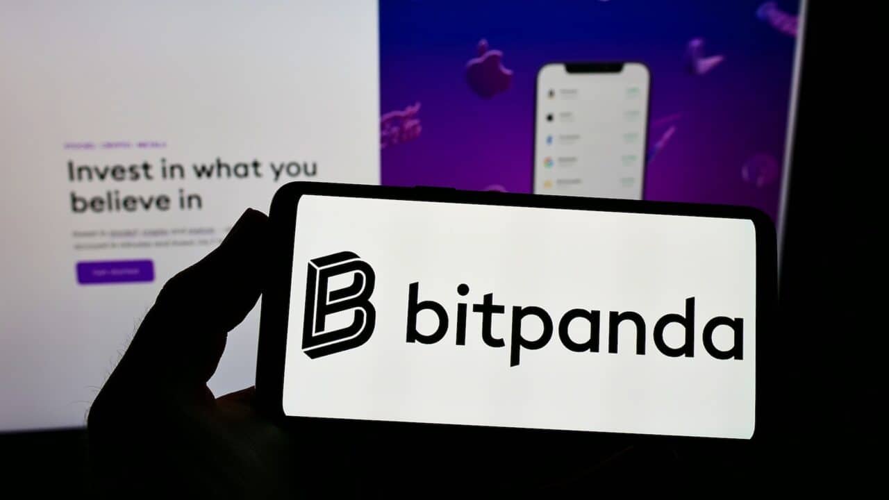 Bitpanda Logo auf Smartphone mit App im Hintergrund – Symbolbild für Bitpanda Staking