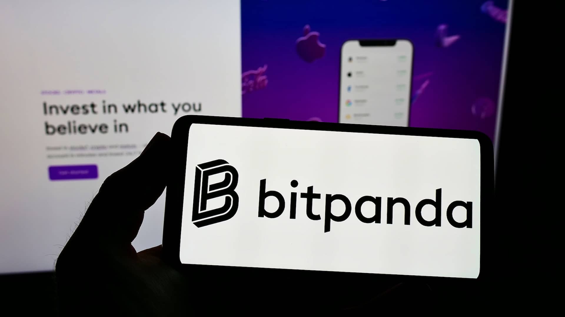 Bitpanda Logo auf Smartphone mit App im Hintergrund – Symbolbild für Bitpanda Staking