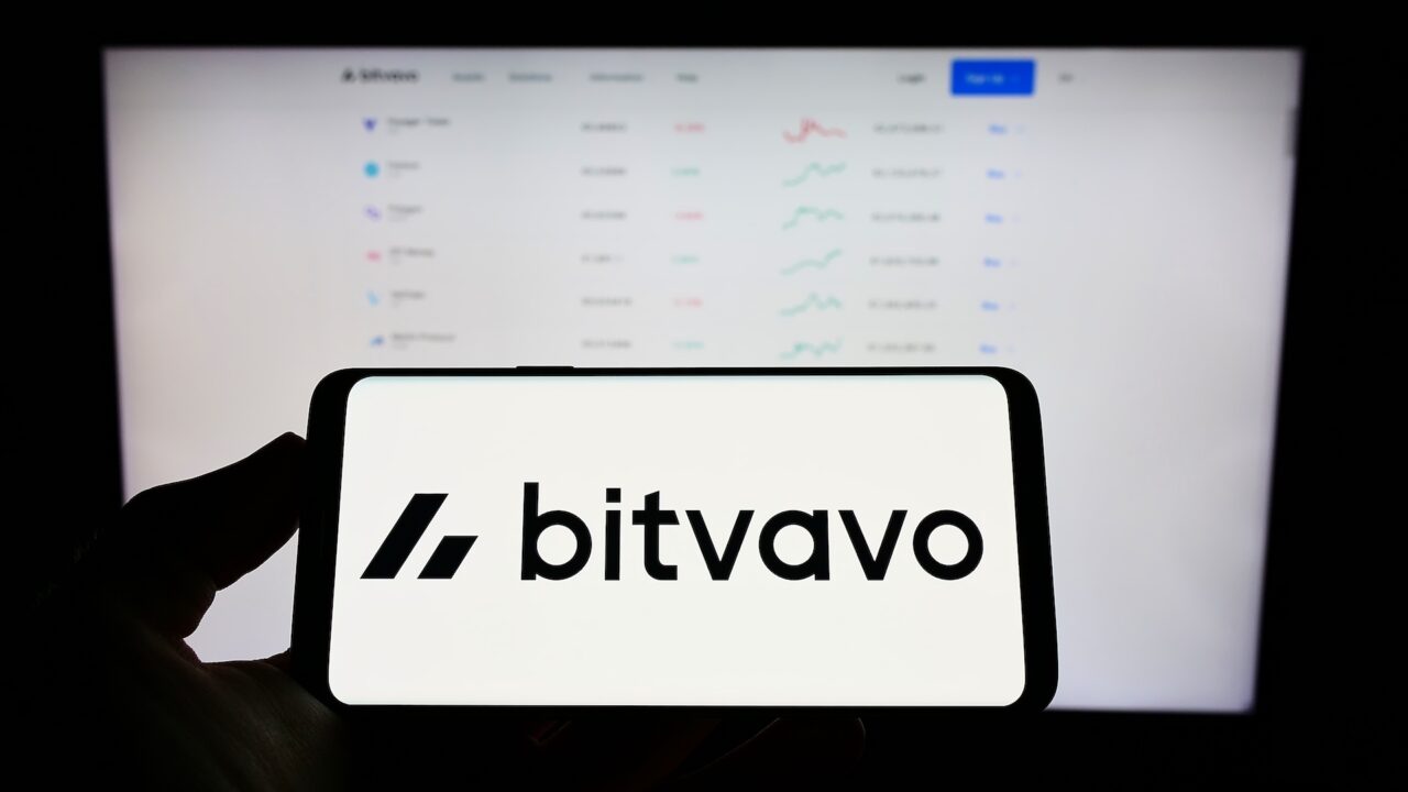 Bitvavo Logo auf Smartphone vor Handelsoberfläche – Symbolbild für Bitvavo Staking