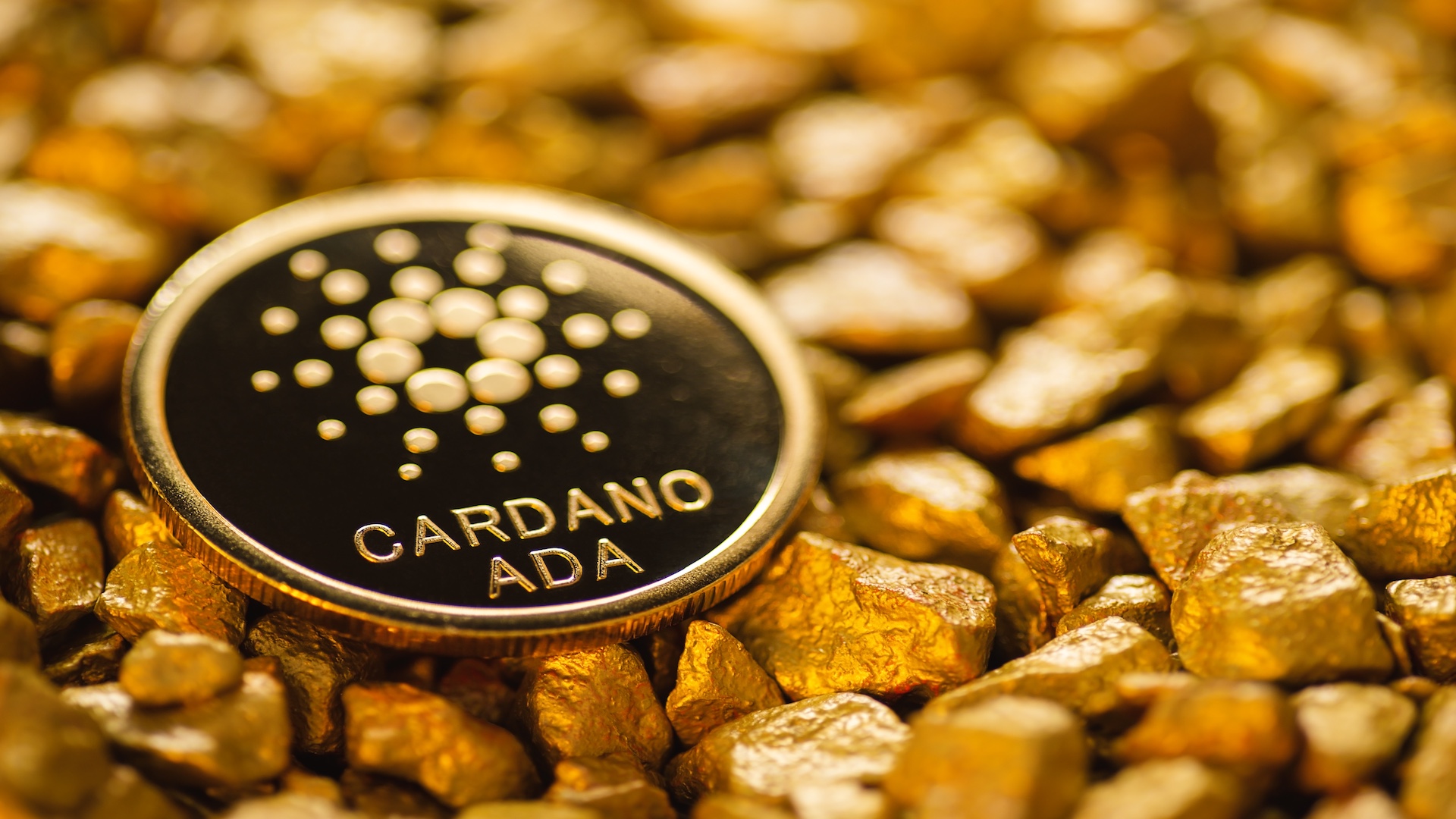 Cardano ADA Coin auf goldenem Hintergrund: Symbolbild für ADA Staking