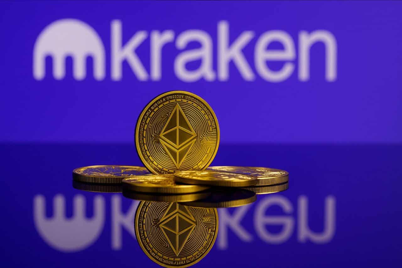 Das Bild zeigt das Kraken-Logo unscharf auf lila Hintergrund, im Vordergrund steht eine Ethereum-Münze zwischen liegenden Münzen als Symbol für das Kraken Staking.