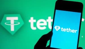 Tether-Logo auf Smartphone-Display vor grünem Hintergrund als Symbolbild für Tether Wallet und Stablecoin-Infrastruktur