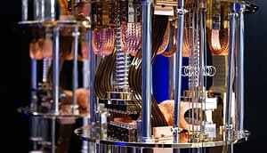 Quantenrisiko Bitcoin: Detailaufnahme einer Quantencomputer-Kryostat-Hardware mit Kupferkabeln und Metallrahmen im Labor