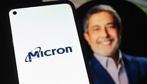 Zu sehen ist das Logo von Micron auf einem Smartphone