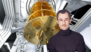 Ein im Aufbau befindlicher Quantencomputer des Start-ups IQM Germany steht in einem Rechenzentrum. rechts daneben steht ein Mann mit einem schwarzen Rollkragenpullover.