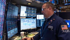 Ein Trader an der New York Stock Exchange schaut auf die Kurse.