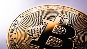 Nahaufnahme einer Bitcoin Münze.