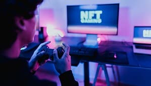 Person sitzt mit dem Controller in der Hand vor einem Fernseher