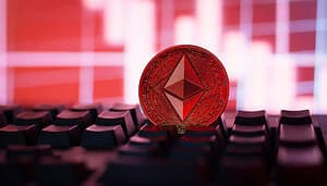Ethereum-Münze liegt auf Tastatur vor Bildschirm