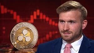 James Seyffart, ETF-Analysr, vor einer XRP-Münze