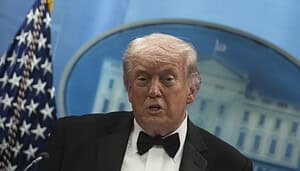 Das Bild zeigt Donald Trump nach der Gala und den Schüssen.