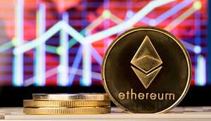 Eine Ethereum-Münze vor einem Kurschart.