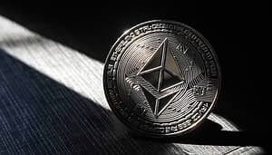 Eine Ethereum-Münze vor dunklem Hintergrund.