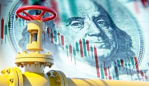 Man sieht eine gelbe Ölpipeline am unteren Rand des Bildes. Im Hintergrund eine US-Dollar Banknote und ein Candle-Stick-Chart der nach unten geht