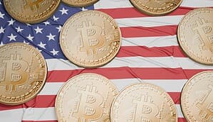Bitcoin-Münzen vor der US-Flagge.