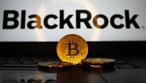 Das Bild zeigt eine Bitcoin-Münze vor dem BlackRock-Logo