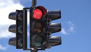 Das Bild zeigt eine rote Ampel, die symbolisch für die Pause bei Coinbase steht.
