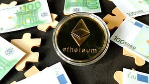 Das Bild zeigt eine Ethereum-Münze, um die mehrere 100-Euro-Noten liegen.