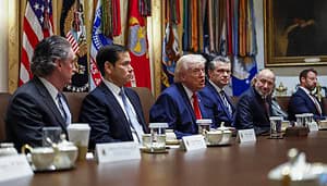 Mitglieder der Trump-Administration sitzen neben dem US-Präsidenten.