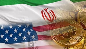 Das Bild zeigt die Flagge der USA und des Iran neben mehreren Bitcoin-Münzen.