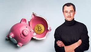 Links erkennt man ein aufgebrochenes Sparschwein mit einer Bitcoin-Münze innenliegend. Rechts daneben ist ein Mann mit schwarzem Rollkragenpullover zu sehen. Beides vor grauem Hintergrund.