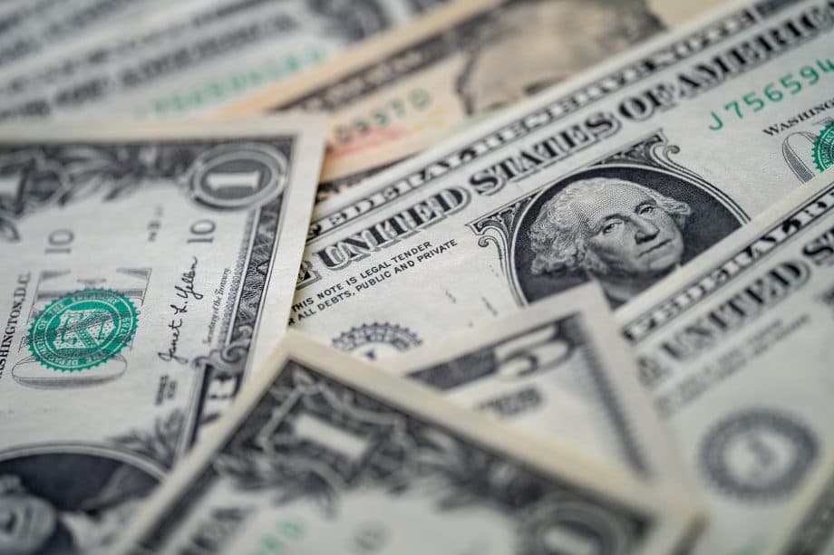 US-Dollar-Banknoten liegen übereinander und symbolisieren die Entwicklung von Inflation, Zinsen und Geldpolitik in den USA.