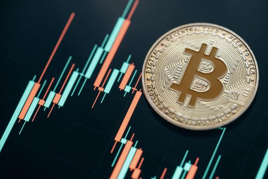 Bitcoin-Münze vor Chartbild