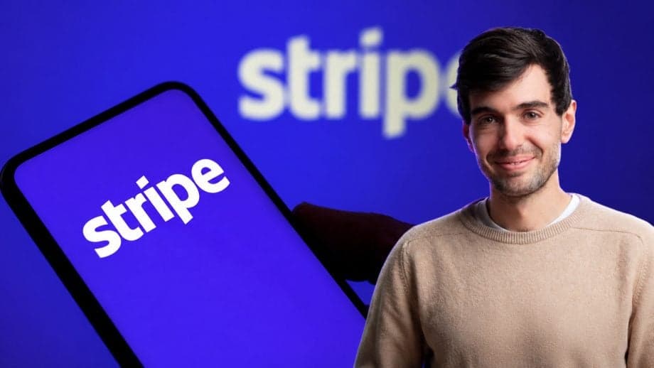 Man erkennt das Stripe Logo auf einem Smartphone und rechtsbündig steht ein Mann