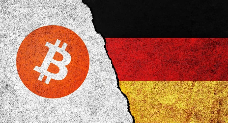 Rechts sieht man eine Deutschland-Flagge und in der Mitte geht ein Riss zu einem grauen Hintergrund mit einem Bitcoin-Logo.