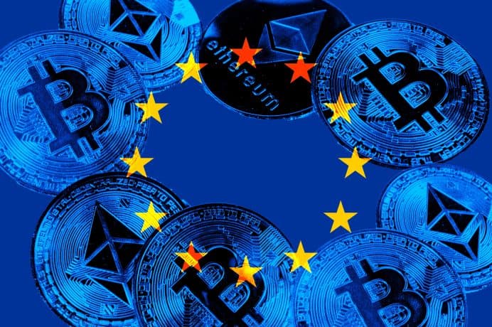 Bitcoin- und Ethereum-Münzen, angeordnet in einem Kreis mit den Sternen der EU-Flagge auf blauem Hintergrund. Dieses Bild symbolisiert den Markteintritt von der Krypto-Börse OKX in die EU.
