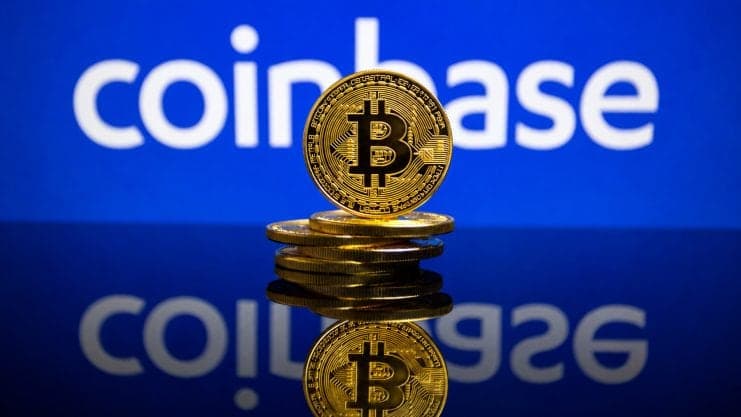 Ein Symbolbild für den Coinbase Bitcoin Bonus: Das Coinbase-Logo mit gehäuften Bitcoins im Vordergrund