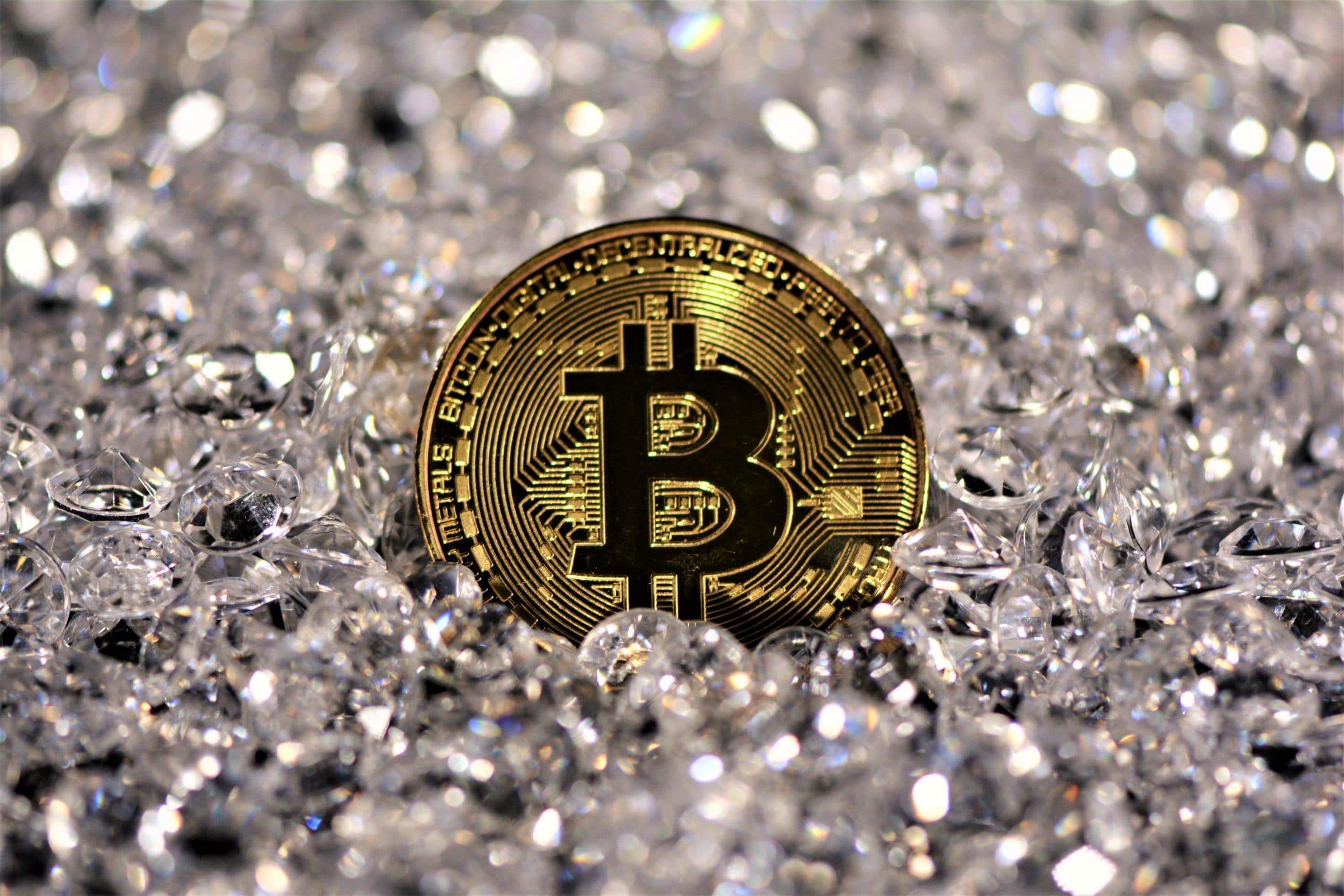 Bitcoin-Gold-Münze und Diamanten