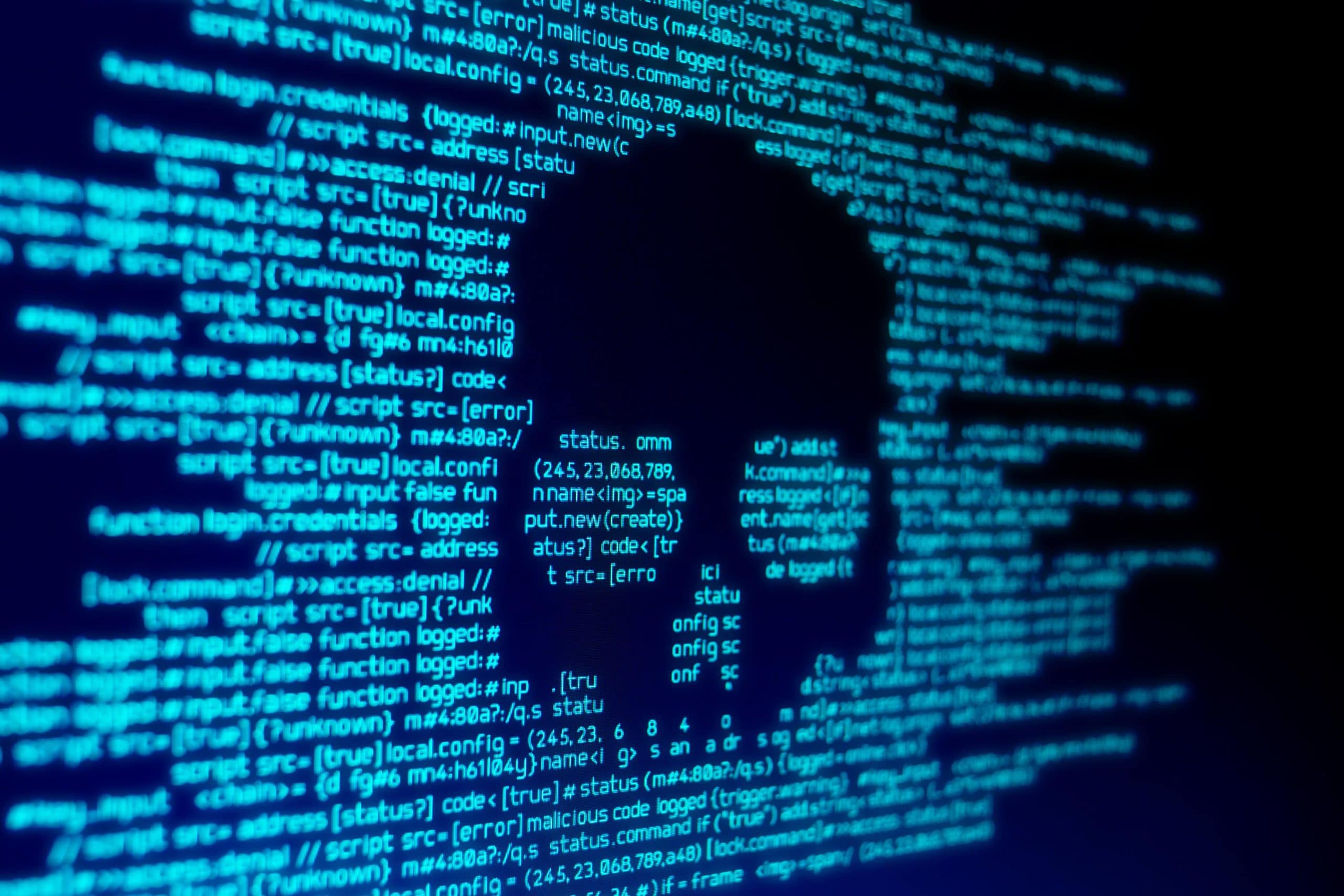 Auf einem Bildschirm erscheint ein blauer Computercode mit dem Schatten eines Totenkopfes, der eine Krypto-Cybersicherheitsbedrohung oder einen Hacking-Versuch symbolisiert.