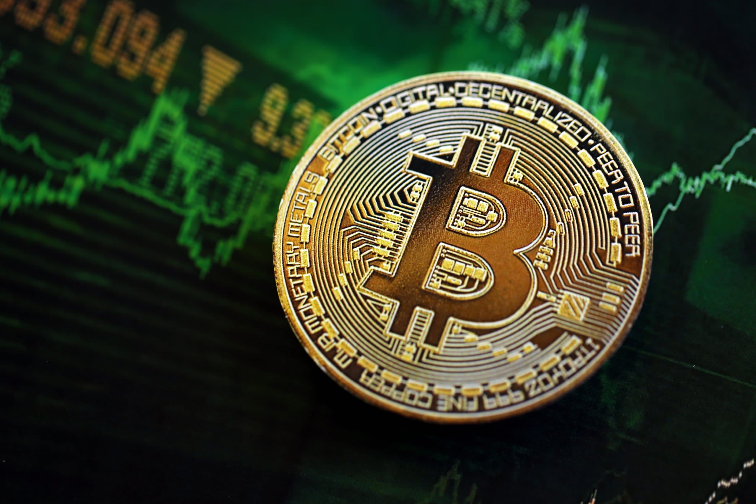 Bitcoin-Münze vor einem grünen Kurs