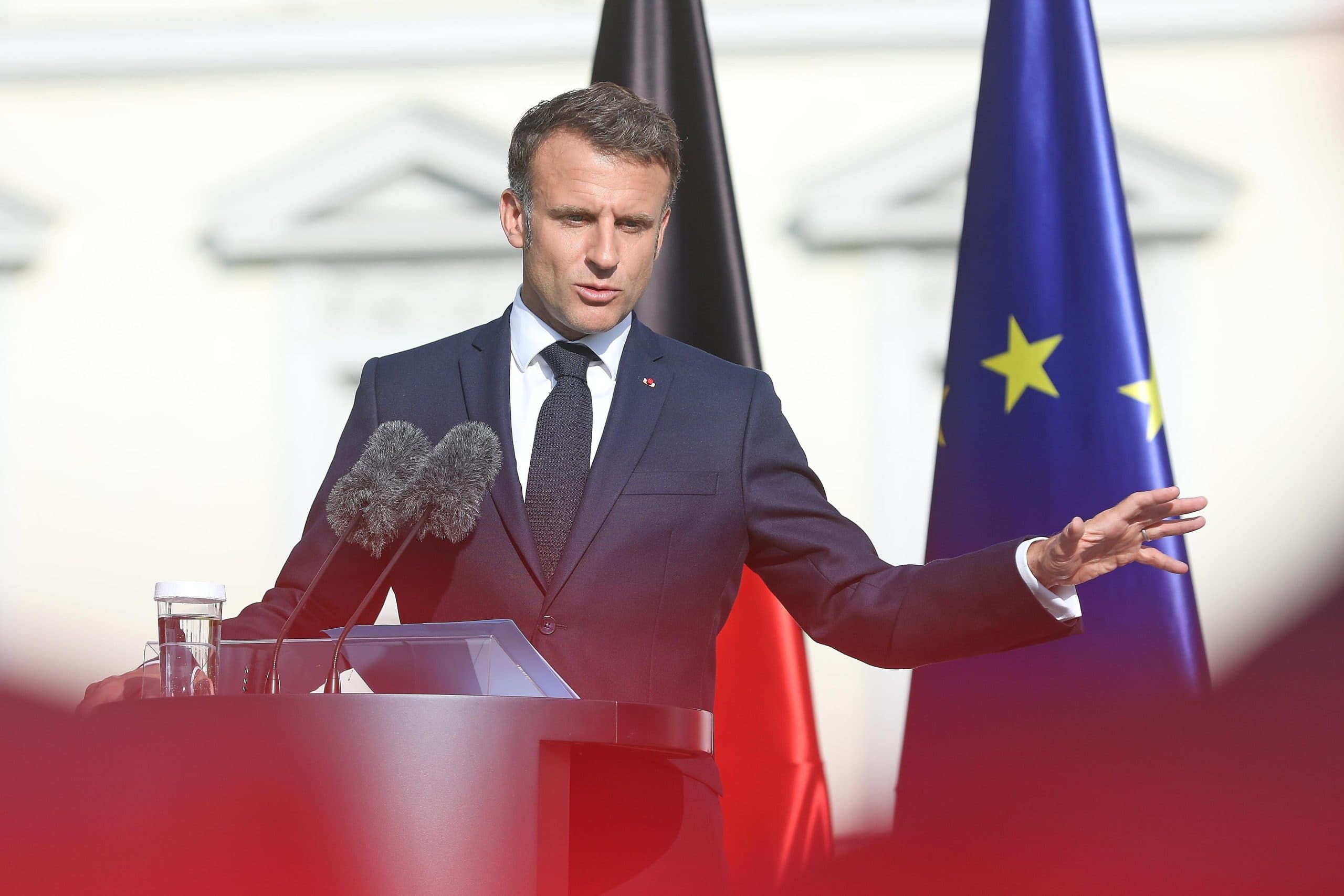 Schloss Bellevue, Staatsbesuch des französischen Präsidenten: Emmanuel Macron vor einer EU-Fahne