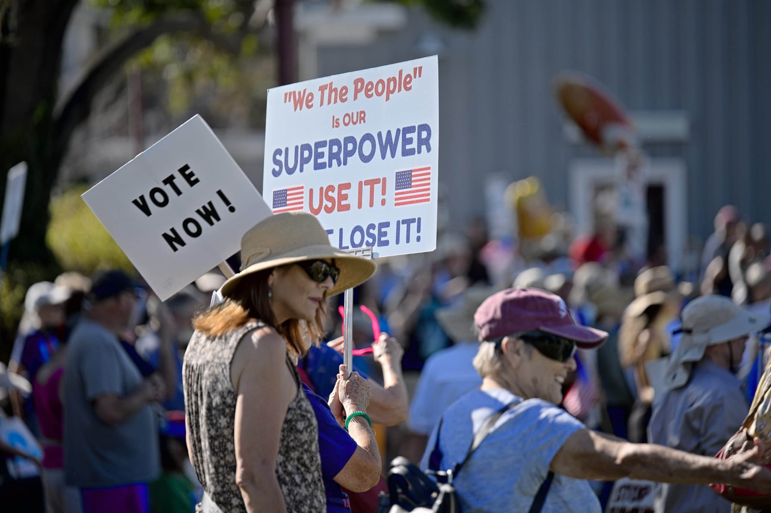 Demonstrationen in den USA, Frau mit "Vote Now" Transparent.