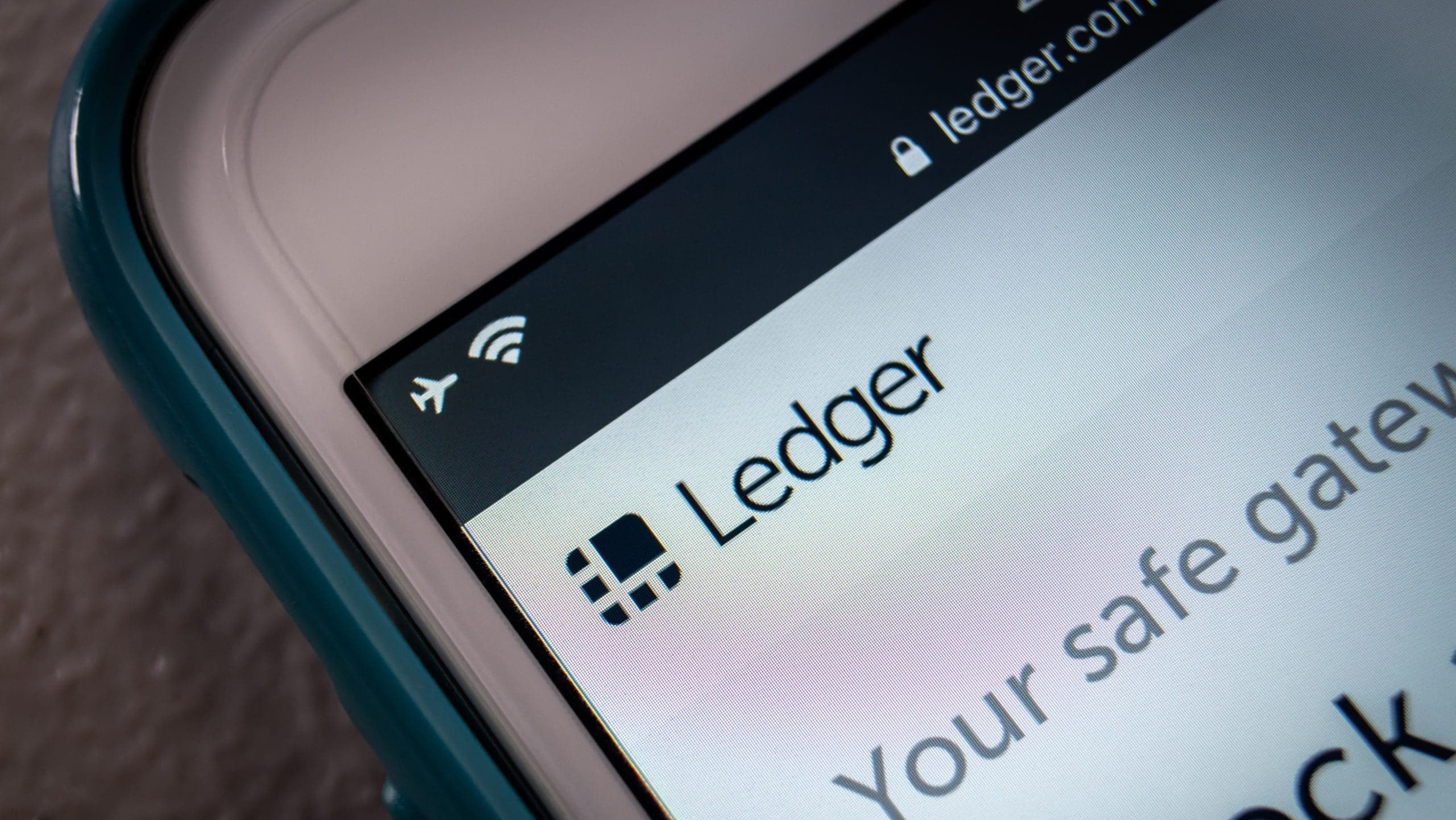 Das Bild zeigt das Ledger-Logo auf einem Smartphone-Bildschirm
