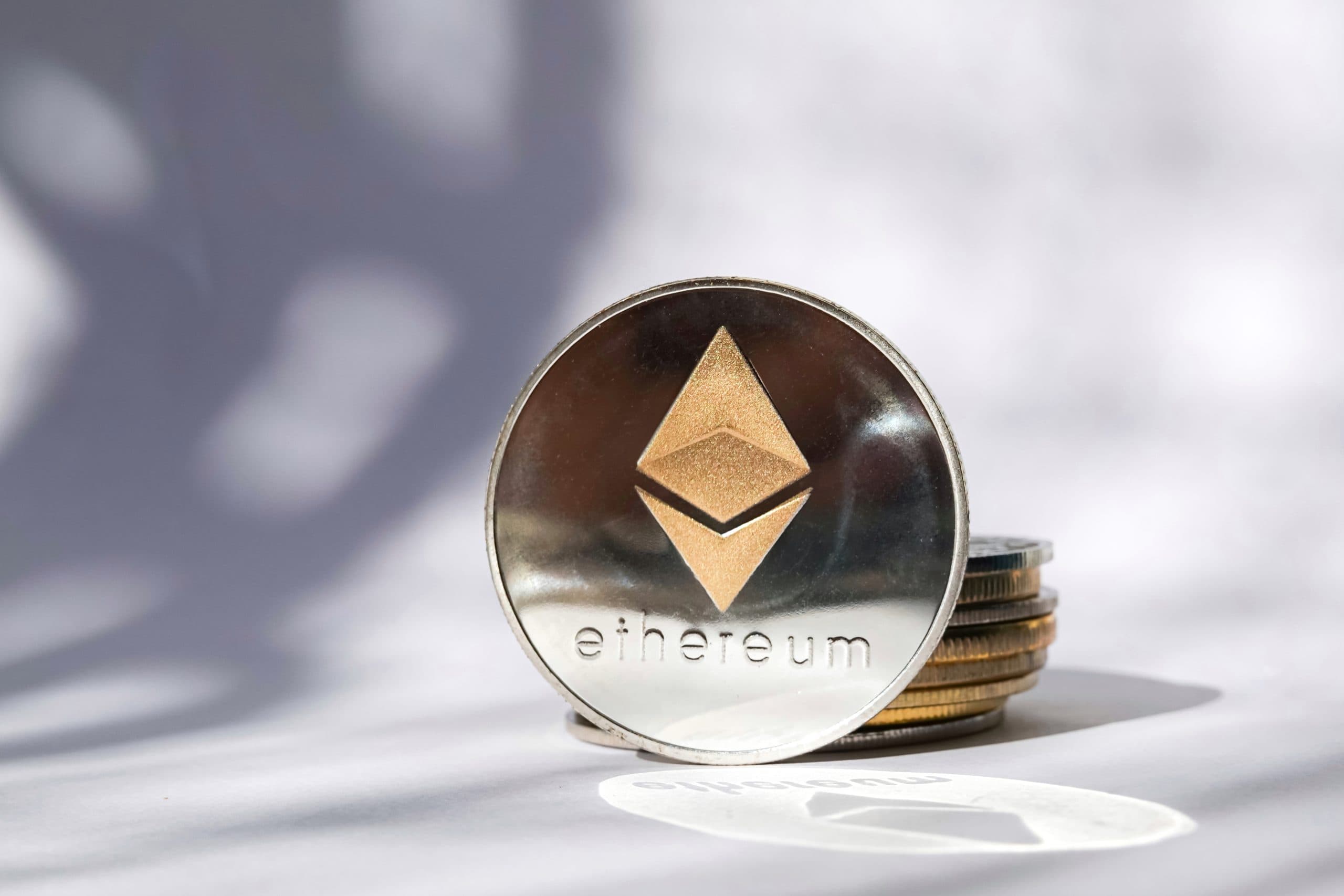Eine Ethereum-Münze vor weißem Hintergrund