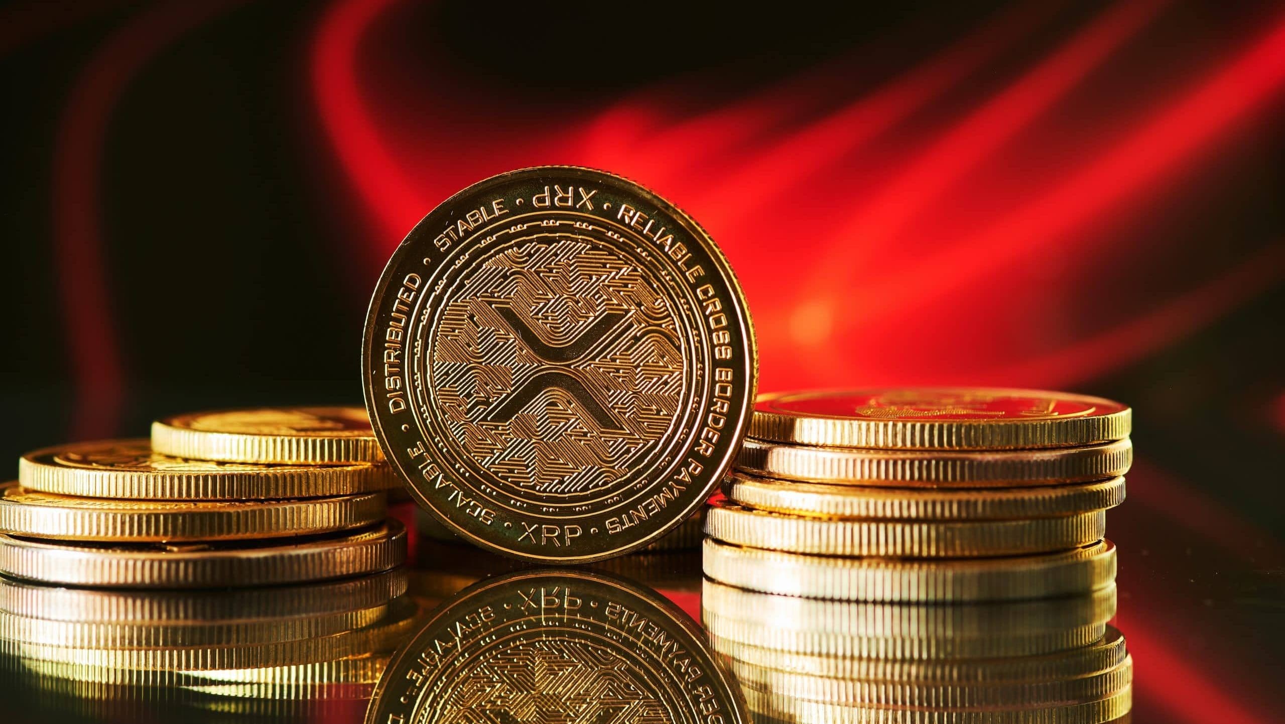 XRP-Münzen vor rotem Hintergrund