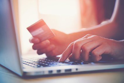 Bitwage: Lohnauszahlung jetzt per EC- und Kreditkarte Hands holding credit card and using laptop. Online shopping