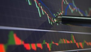 Bitcoin-Fonds, Business analyze - close up to the graph on computer screen
