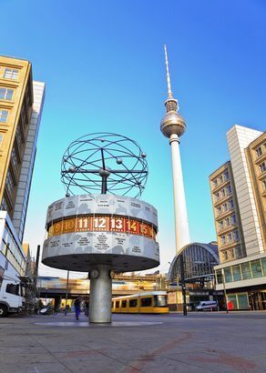 Hochschule ESMT Berlin akzeptiert Bitcoin Tv tower and world clock at Alexanderplatz, Berlin, Germany